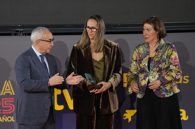 <a href="/ander_martiin/">Ander Martín</a> y <a href="/miss_belmont/">Mireia Belmonte</a> entregan el premio Trayectoria a <a href="/MarcusCooperW/">Marcus Cooper</a> y <a href="/valdemoro13/">Amaya Valdemoro</a>