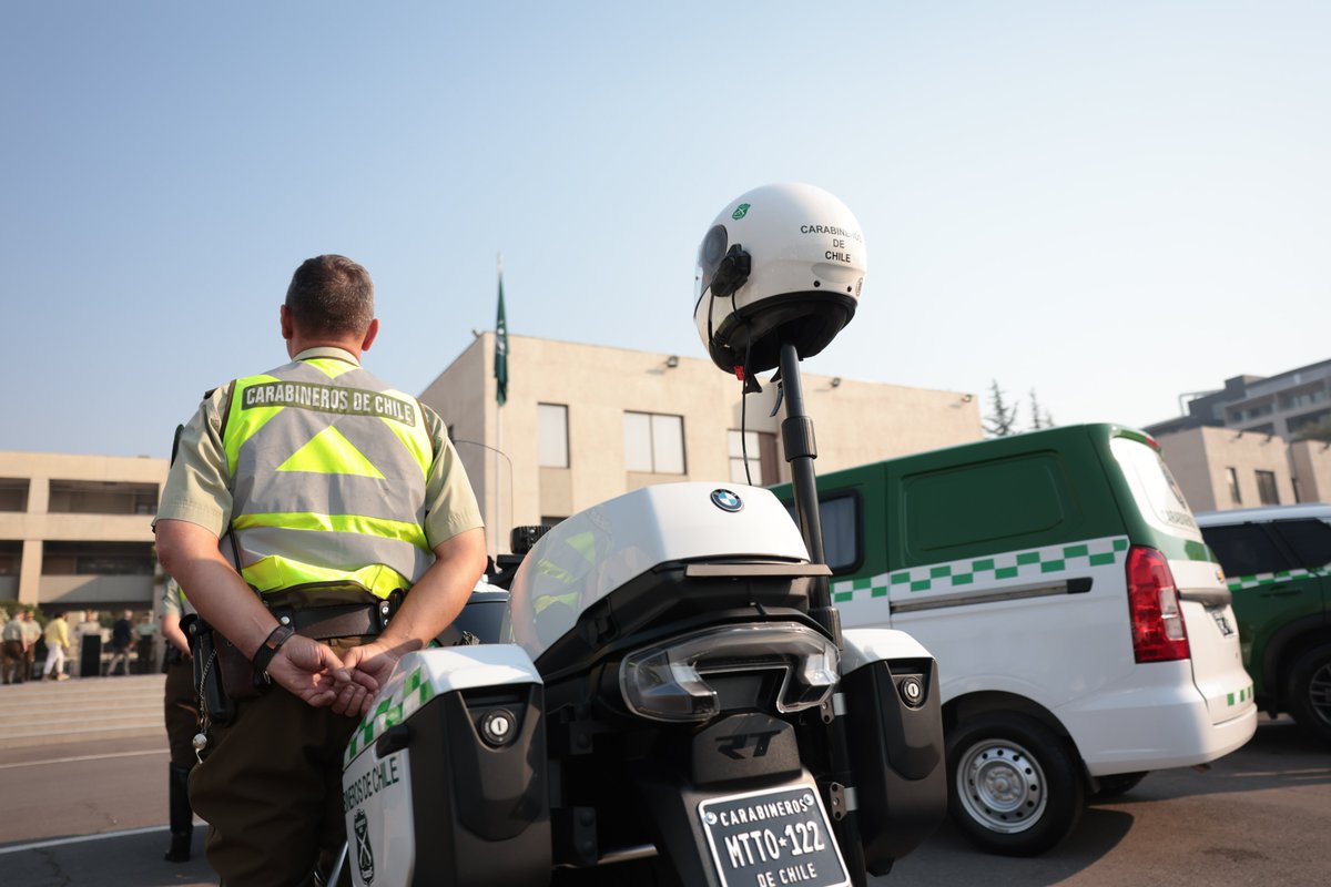 GobiernodeChile's tweet image. Un Chile más seguro: 162 nuevos vehículos para Carabineros de Chile 🇨🇱✅
Las patrullas, furgones y motos reforzarán la labor policial contra el crimen organizado y la vinculación con la comunidad.