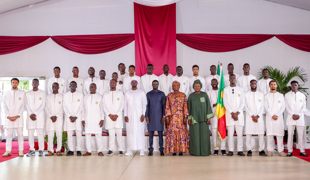 PR_Senegal's tweet image. À l’occasion de la remise du Drapeau national, le Président @PR_Diomaye a exprimé, au nom de toute la Nation, sa confiance et son soutien à nos vaillants Lions en route pour la CAN Maroc 2025. Le Sénégal est derrière son équipe, uni par la même fierté.
Manko wuti ndamli 🇸🇳🦁