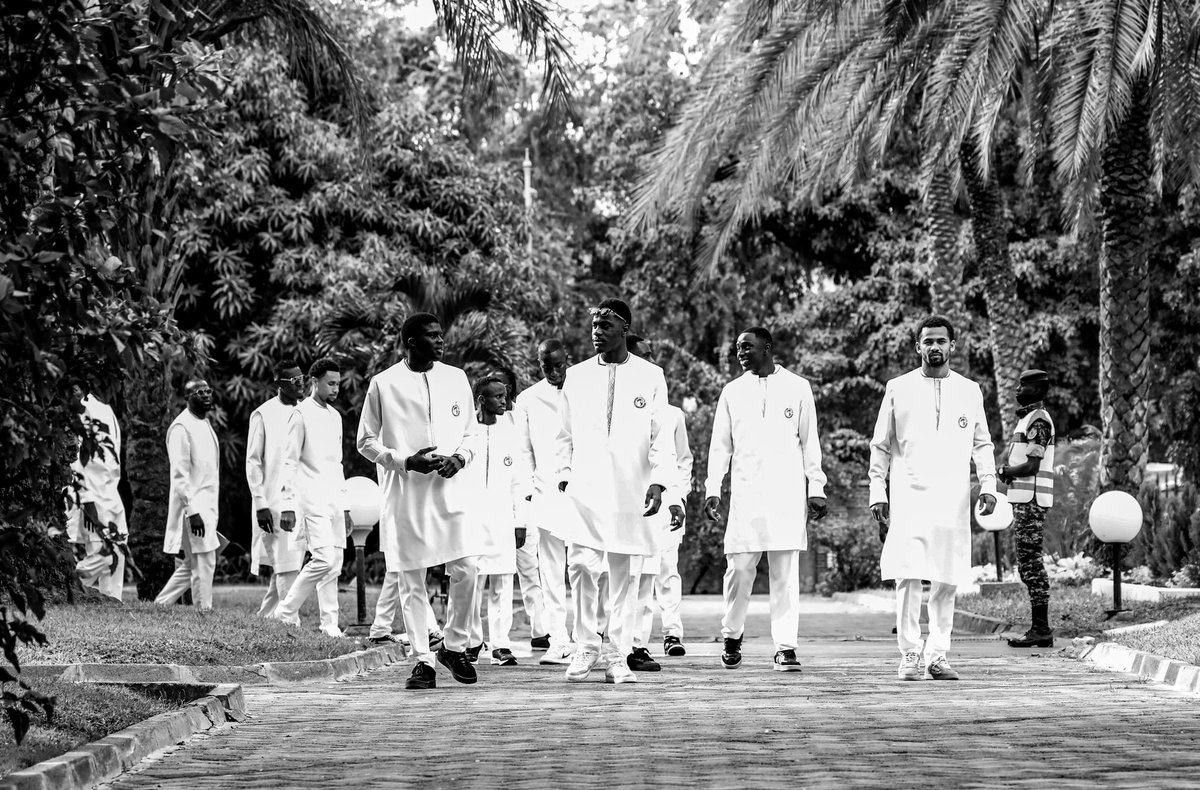 PR_Senegal's tweet image. À l’occasion de la remise du Drapeau national, le Président @PR_Diomaye a exprimé, au nom de toute la Nation, sa confiance et son soutien à nos vaillants Lions en route pour la CAN Maroc 2025. Le Sénégal est derrière son équipe, uni par la même fierté.
Manko wuti ndamli 🇸🇳🦁