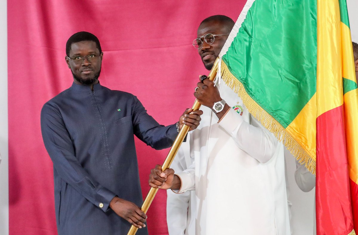 PR_Senegal's tweet image. À l’occasion de la remise du Drapeau national, le Président @PR_Diomaye a exprimé, au nom de toute la Nation, sa confiance et son soutien à nos vaillants Lions en route pour la CAN Maroc 2025. Le Sénégal est derrière son équipe, uni par la même fierté.
Manko wuti ndamli 🇸🇳🦁