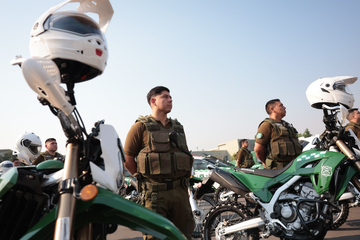 GobiernodeChile's tweet image. Un Chile más seguro: 162 nuevos vehículos para Carabineros de Chile 🇨🇱✅
Las patrullas, furgones y motos reforzarán la labor policial contra el crimen organizado y la vinculación con la comunidad.