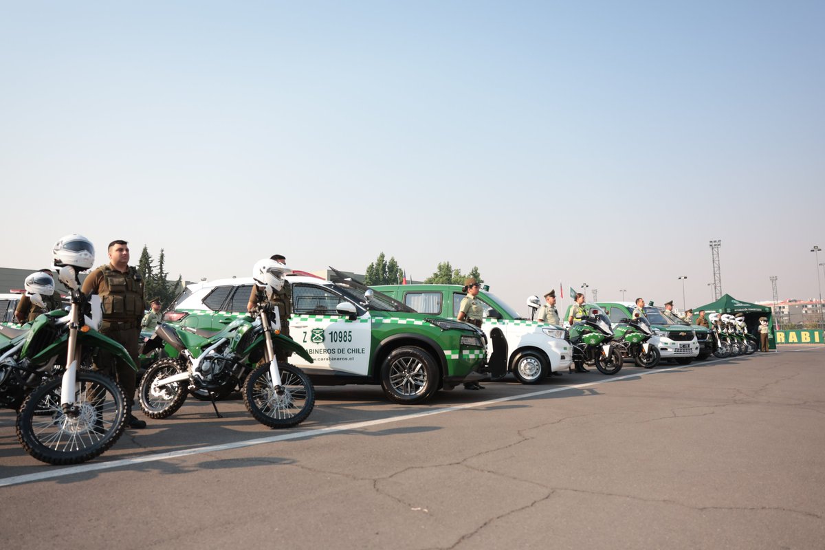 GobiernodeChile's tweet image. Un Chile más seguro: 162 nuevos vehículos para Carabineros de Chile 🇨🇱✅
Las patrullas, furgones y motos reforzarán la labor policial contra el crimen organizado y la vinculación con la comunidad.