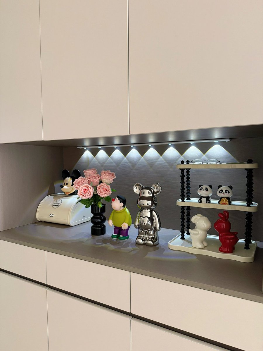 SkyPath__'s tweet image. 可愛らしいフィギュアと新鮮な花々が調和した遊び心溢れる優雅なコーナー。どんな空間にも魅力を加える完璧な組み合わせ。🌸🎨