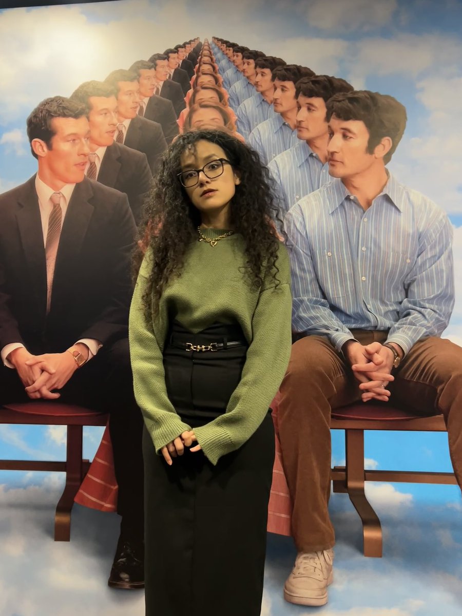 Простите, что закрыла собой прекрасную Элизабет Олсен, но мне тоже захотелось повыбирать между Каллумом и Майлзом! С одной стороны, Каллум супер красавчик, с другой, Майлз - это Одержимость.

Посмотрела сейчас новый ромком от А24 «Вечность» и не могу перестать думать о СЮЖЕТЕ.