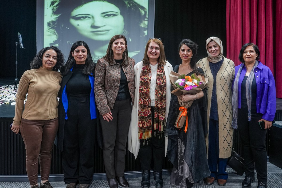 🎭 ‘Ez Eyşe Şan’ Oyunu Sahnelendi

📌 Büyükşehir Belediyemiz, Kürt müziğinin önemli isimlerinden Eyşe Şan’ı vefatının 29. yılında tiyatro, panel ve konserden oluşan iki günlük kapsamlı bir programla anıyor. Anma programının ilk gününde, Berfin Zenderlioğlu’nun sahnelediği ve