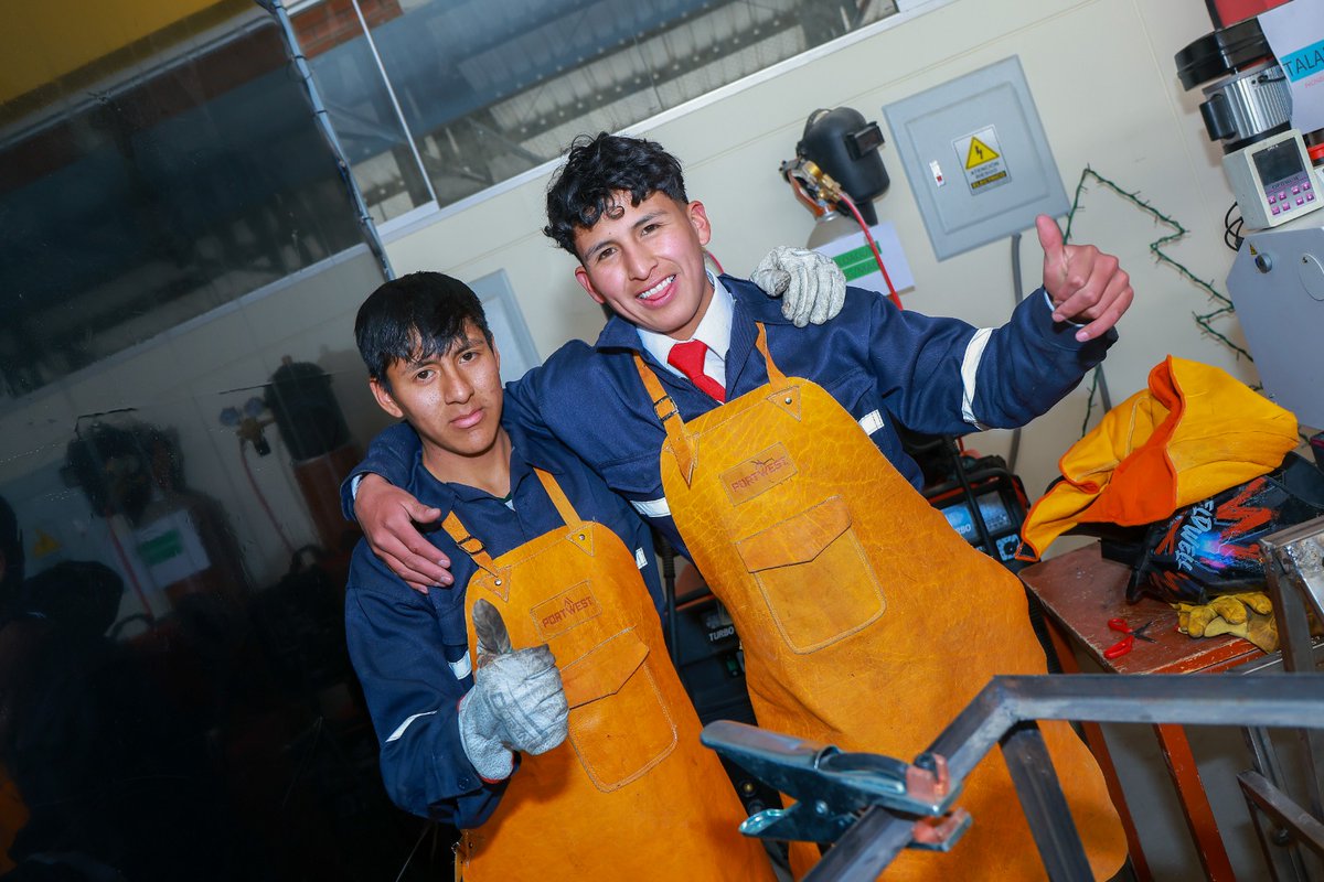 presidenciaperu's tweet photo. El presidente José Jerí recorrió la I.E. Industrial N.° 12 Cristo Rey, en #Coracora, provincia de Parinacochas. El jefe de Estado dialogó con los estudiantes que participan en los talleres de formación técnico productiva, donde los jóvenes desarrollan competencias que les permitirán emprender y potenciar su empleabilidad cuando egresen de la escuela. #GobiernoEnAcción #EnAyacucho