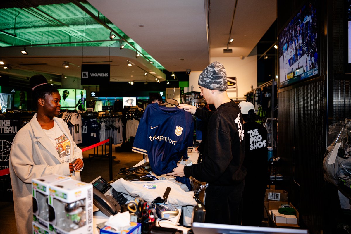 reignfc's tweet image. Bringing holiday cheer with @RaveFound and @Columbia_Bank 🎁✨

Alongside Sounders FC, we partnered with Columbia Bank and Rave Foundation to give 20 local families from Cocreative Culture a special holiday shopping experience at the Pro Shop. 💙