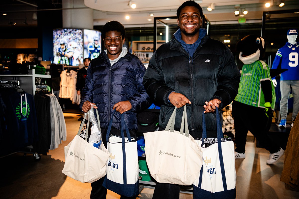 reignfc's tweet image. Bringing holiday cheer with @RaveFound and @Columbia_Bank 🎁✨

Alongside Sounders FC, we partnered with Columbia Bank and Rave Foundation to give 20 local families from Cocreative Culture a special holiday shopping experience at the Pro Shop. 💙