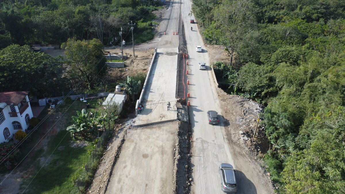 SICT_SLP's tweet photo. #Comunicado35🗞️ 

REGISTRA UN AVANCE DEL 85 POR CIENTO MODERNIZACIÓN DE LA
TAMAZUNCHALE-HUEJUTLA
 
➡️ Se contempla la construcción y ampliación de cinco puentes, actualmente con un avance del 70 por ciento
 
➡️ Trabajos de terracerías han alcanzado el 90 por ciento de progreso https://t.co/Kv8l63x7Hv