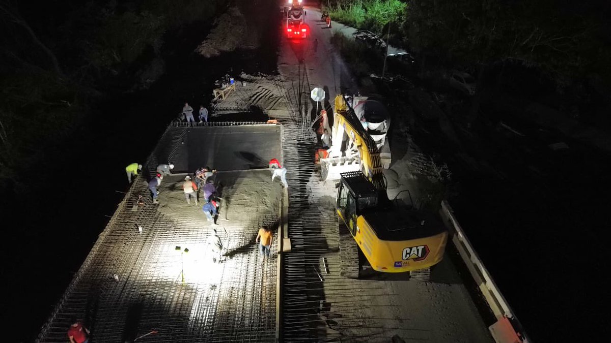 SICT_SLP's tweet photo. #Comunicado35🗞️ 

REGISTRA UN AVANCE DEL 85 POR CIENTO MODERNIZACIÓN DE LA
TAMAZUNCHALE-HUEJUTLA
 
➡️ Se contempla la construcción y ampliación de cinco puentes, actualmente con un avance del 70 por ciento
 
➡️ Trabajos de terracerías han alcanzado el 90 por ciento de progreso https://t.co/Kv8l63x7Hv
