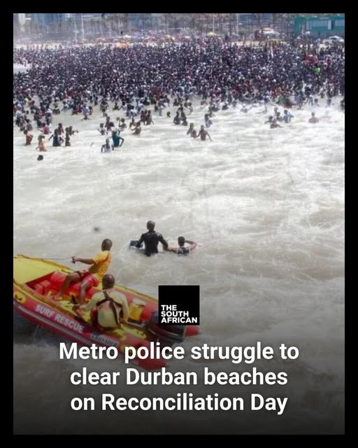 🇿🇦 Durban metro police took almost two hours to remove people from the surf after beaches closed and bathers refused to leave forcing overnight crowd control ‼️
▫️ After leaving the water crowds began consuming alcohol even though drinking is banned within the beach zone.
▫️