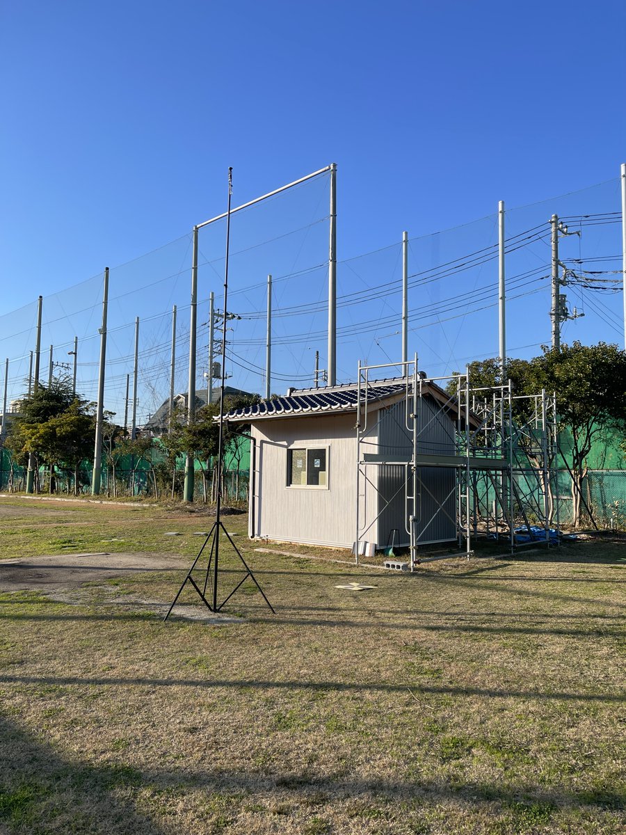 TdrDrone's tweet image. 六畳程度の小屋の「屋根」を、ドローン以外の方法で撮影してみました。
「Bi-Rod」の先にOsmo Pocket3 を取り付けて撮影、SfM処理の結果がどうなるか楽しみです。

#OsmoPocket3
#BiRod
#葛西工科高校