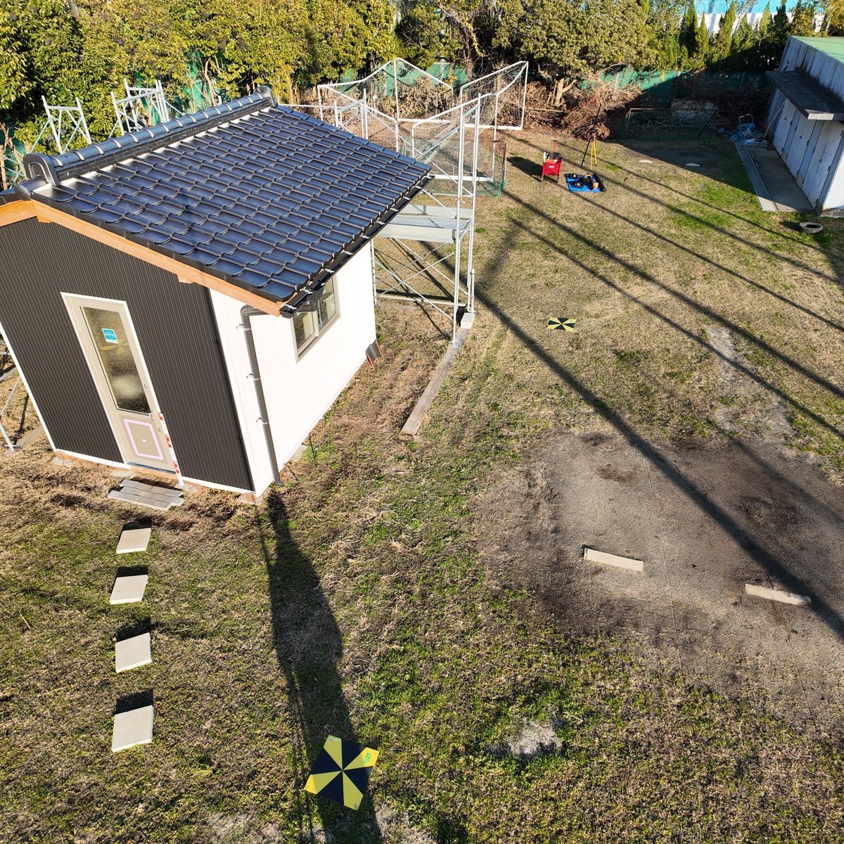 TdrDrone's tweet image. 六畳程度の小屋の「屋根」を、ドローン以外の方法で撮影してみました。
「Bi-Rod」の先にOsmo Pocket3 を取り付けて撮影、SfM処理の結果がどうなるか楽しみです。

#OsmoPocket3
#BiRod
#葛西工科高校
