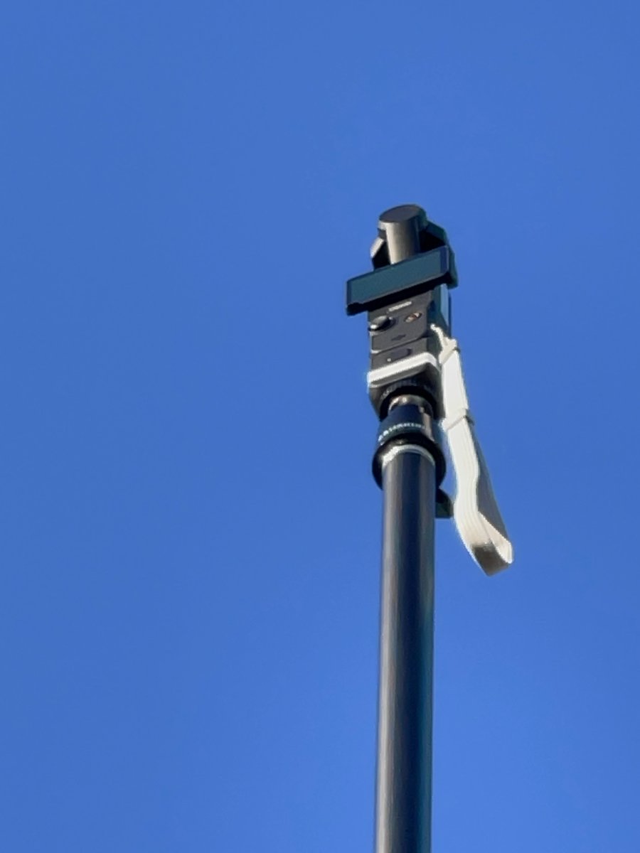 TdrDrone's tweet image. 六畳程度の小屋の「屋根」を、ドローン以外の方法で撮影してみました。
「Bi-Rod」の先にOsmo Pocket3 を取り付けて撮影、SfM処理の結果がどうなるか楽しみです。

#OsmoPocket3
#BiRod
#葛西工科高校