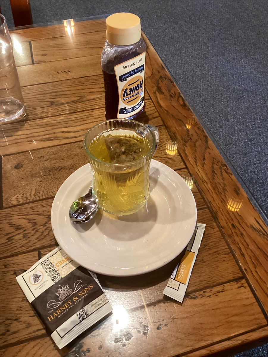 maryandrobbs1's tweet photo. A cozy chamomile tea time perfect for the cold weather and appropriate for the holidays. 🎄🎅🧑🎄❤️
#westwoodvillage #westla #losangelesrestaurants #losangelesfood #losangelesfoodie #americandiner #maryandrobbs #westwoodcafe #diner #teatime #fancytea https://t.co/VXWyjdxONf
