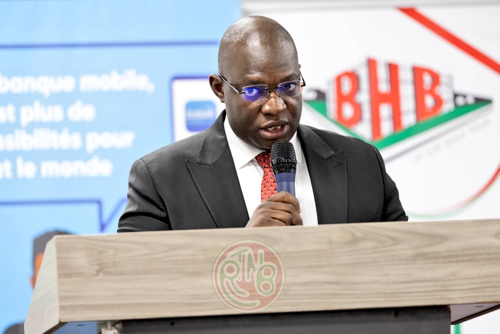 RTNBurundi's tweet photo. Semaine du Banquier 2025 : le système bancaire appelé à accélérer le financement du secteur réel
L’Association des Banques et Établissements Financiers du Burundi (#ABEF) a organisé, du 15 au 17 décembre 2025, la troisième édition de la Semaine du Banquier, placée sous le thème : « Le rôle des banques dans le financement du secteur réel ». Ce rendez-vous stratégique a réuni les autorités publiques, la Banque de la République du Burundi (@BankiNkuru), les établissements bancaires, le secteur privé, les partenaires techniques et financiers ainsi que le monde académique, autour des enjeux liés au financement de l’économie productive.
L’ouverture officielle des travaux, intervenue le mardi 17 décembre, a été marquée par la présentation d’une étude de référence couvrant la période 2008–2024. Selon le Président de l’ABEF, Roger Guy Gyslain Ntwenguye, cette analyse, parmi les plus exhaustives menées par l’Association, met en évidence le rôle déterminant du secteur bancaire dans la croissance économique du Burundi, malgré un contexte marqué par des cycles économiques contrastés, des réformes réglementaires majeures et des chocs externes.
Les résultats de l’étude révèlent une corrélation très forte entre le volume des crédits bancaires et le Produit intérieur brut (#PIB), supérieure à 0,90. Cette relation étroite traduit l’impact direct du financement bancaire sur la création de richesse nationale. La même dynamique est observée dans les secteurs clés de l’économie, notamment l’agriculture, le commerce, l’industrie et la construction, où les coefficients de corrélation dépassent également 0,90. Même dans des filières en restructuration, à l’image du café, le lien entre crédit bancaire et performance économique demeure significatif.
L’étude identifie par ailleurs l’année 2020 comme un tournant majeur, marqué par une accélération du financement des secteurs productifs. Cette évolution est notamment attribuée aux mesures incitatives de la @BankiNkuru, telles que le refinancement à taux préférentiels et le plafonnement des taux débiteurs à 8 % pour les secteurs prioritaires.
Malgré ces avancées, plusieurs contraintes structurelles continuent de limiter le financement du secteur réel. Il s’agit notamment de la prédominance des ressources bancaires à court terme, peu adaptées aux projets d’investissement de longue durée, des besoins importants en devises pour les secteurs productifs, ainsi que de la faiblesse des mécanismes de couverture des risques, notamment face aux aléas climatiques et à la volatilité des marchés.
Intervenant au nom du Gouvernement, la Secrétaire permanente au ministère des Finances, du Budget et de l’Économie numérique, Inarukundo Fancine, a salué les progrès réalisés par le secteur bancaire et sa contribution tangible à la croissance économique. Elle a toutefois appelé les banques à renforcer davantage leur appui au secteur réel, en particulier aux secteurs productifs stratégiques. Elle a notamment relevé la faiblesse persistante du financement de l’agriculture, qui ne capte qu’environ 10 % des crédits bancaires, malgré son rôle central dans l’économie nationale et l’emploi.
La Secrétaire permanente a également attiré l’attention sur le potentiel encore sous-exploité du secteur minier, générateur de devises et levier important de diversification économique, mais encore faiblement financé par le système bancaire. Elle a réaffirmé l’engagement du Gouvernement à poursuivre les réformes visant à améliorer l’environnement macroéconomique et financier, à réduire les risques systémiques et à encourager un financement plus durable des secteurs porteurs de croissance.