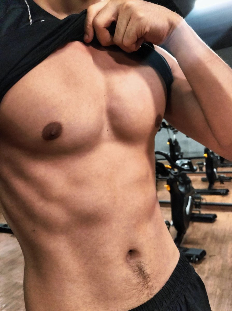 dami_salz's tweet image. tetas masculinas