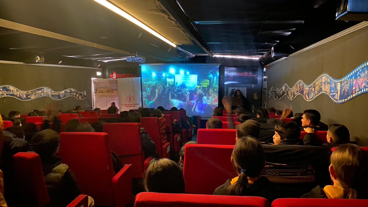 bingolukff's tweet photo. Bingöl Kığı ilçesinde gerçekleştirilen Sinema Tırı etkinliğinin finalinde, Kaymakamımız Sayın Abdullah Sarı’nın katılımıyla çocuklar doyasıya sinema keyfi yaşadı.
Şarkılar söylendi, kahkahalar yükseldi ve hep birlikte film izlendi. https://t.co/M9H5TLoOtf