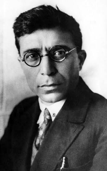 Türk sağ ikən yurduna əl vurulmaz, 
Ölsə də, zəncir daşımaz, qul olmaz.

Alarım mızrağı, bir Türk kimi qalxan çəkərim mən, 
Tutduğum haqq yoludur, qan tökərim, can verərim mən. 

Atılın bombalarım,
Qandır, oddur təməlim,
Böyük Turan – Vətənim! 

- Cəfər Cabbarlı 🇦🇿