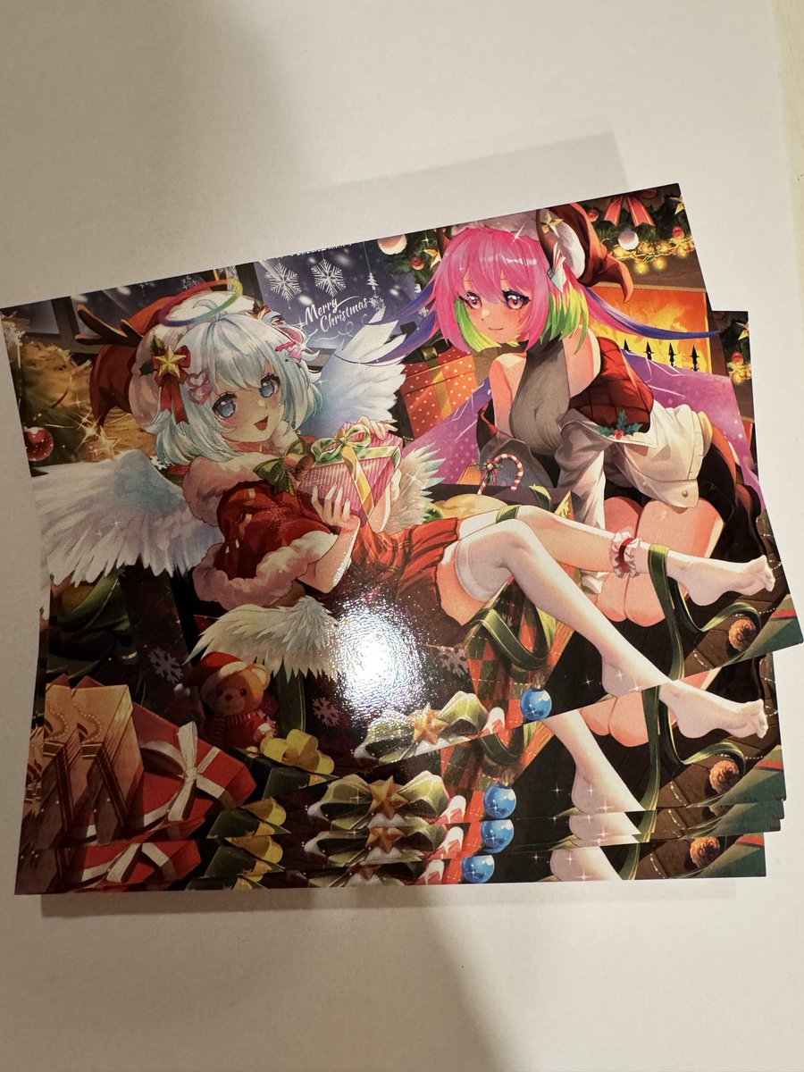 Die Postkarten sind in Windeseile angekommen - und können morgen direkt zu euch geschickt werden 📬 

Morgen zum Collab-Stream gehen sie online! Dann sind sie (hoffentlich) noch vor Weihnachten bei euch! 

Professionell mit meinem Handy-Schatten und Glanzfleck aufgenommen 🤠