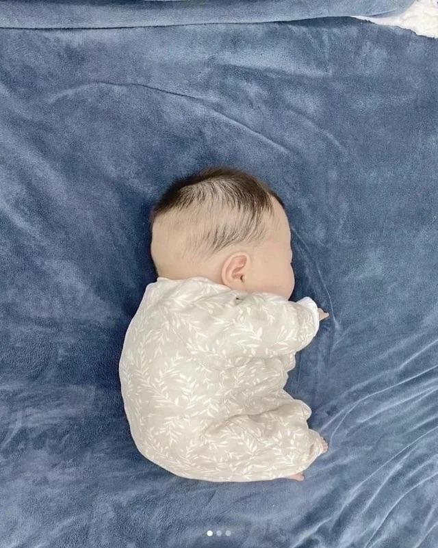 pseudonight's tweet image. why he sleep like that?