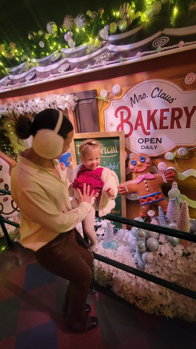 DADDIO_69's tweet photo. Can't resist some sweets from Mrs. Claus' Bakery!🤗
#santaland #macys #nyc #christmas 🧑🎄🎅 https://t.co/VvgWDXfyvb