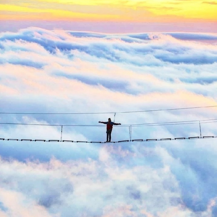 ¿Te gustaría caminar entre las nubes?  ⛅️en Merlo, San Luis es posible con el aire más puro y el cielo al alcance de la mano. Mirador de los Cóndores. Ph CL