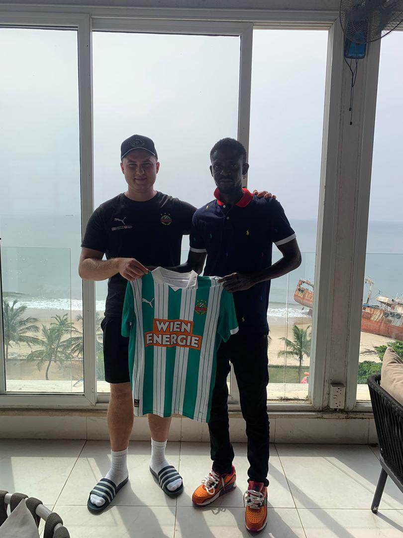 MohamedAbuCont5's tweet photo. @RapidVienna  Julian Lorinczi, Rapid Vienna's chief scout, presented a pair of  Rapid Vienna vests to Mohamed Kai Samba K&amp;K Academy CEO, chief scout,&amp; D'Alessandro Agency international scout Symbolizes partnership between K&amp;K Academy &amp; Rapid Vienna for talent development. https://t.co/pPeqoC4nmk