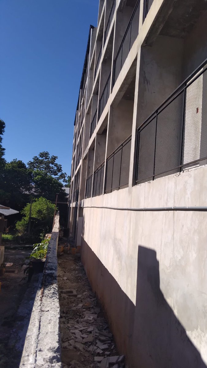 Solo en Paraguay se permite que 44 balcones den vista directa al patio de un vecino, violando la distancia mínima legal de 3 metros. Se vulneran leyes nacionales, ordenanzas municipales, la privacidad, derechos humanos y la Constitución.