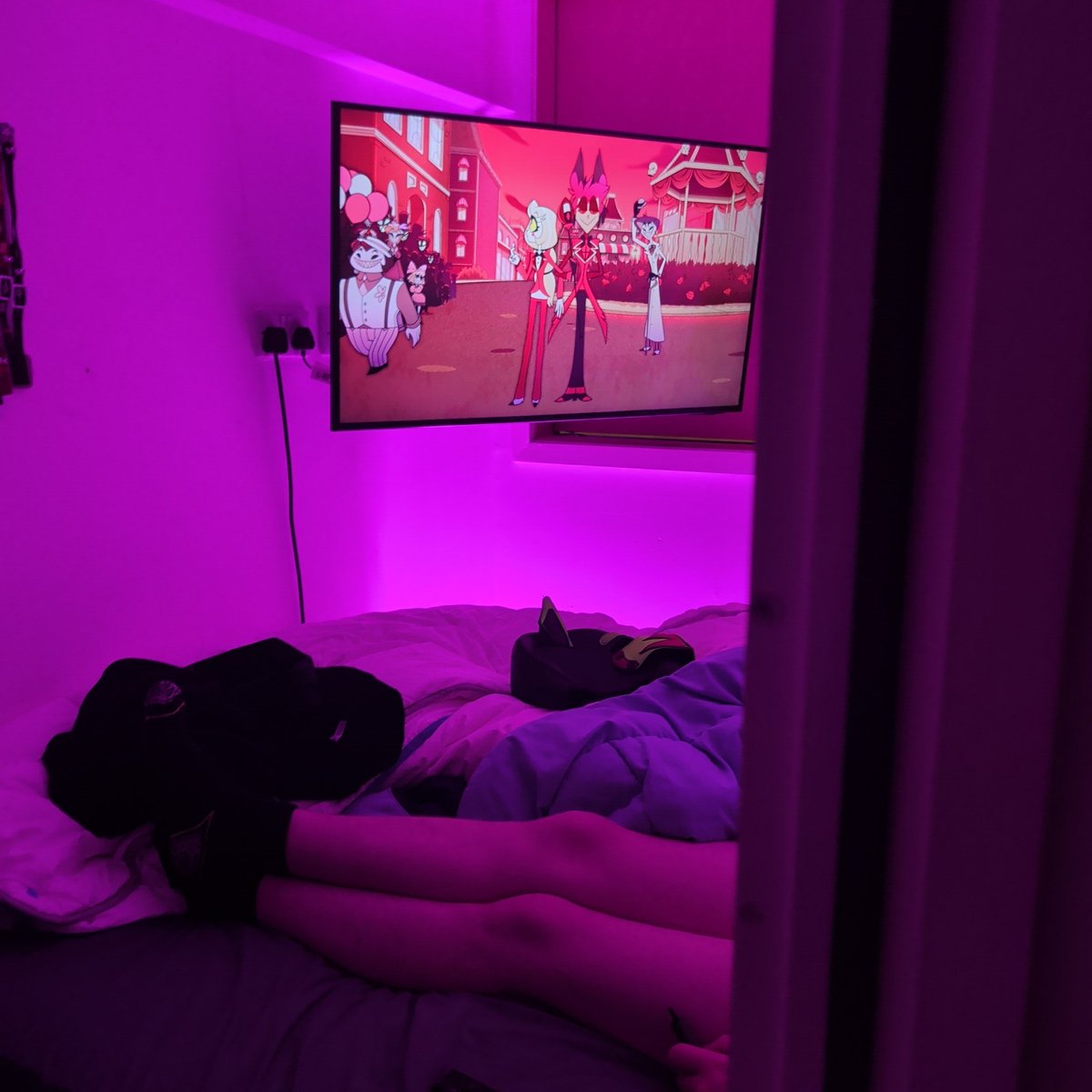 NeonButCaged's tweet image. Got filled, and bitten all over.

Now he's watching Hazbin Hotel