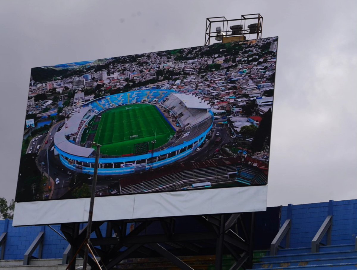 GobiernoHN's tweet photo. ¡EL PLAN BICENTENARIO ES UNA REALIDAD EN EL DEPORTE! 🇭🇳🏟️

Bajo la visión y el liderazgo de la Presidenta @XiomaraCastroZ, el deporte en Honduras está viviendo una transformación histórica. El Comisionado de CONDEPOR, Mario Moncada, supervisó la instalación de la nueva pantalla gigante LED en el Estadio Nacional #ChelatoUclés.

Esta no es solo una mejora tecnológica, es el cumplimiento de un compromiso con el pueblo hondureño de dignificar nuestros espacios públicos. 

Mientras la Narcodictadura olvidó el deporte, el Gobierno de la Presidenta @XiomaraCastroZ  invierte en instalaciones de primer nivel para que la afición disfrute de un espectáculo digno de estándares internacionales. 🇭🇳

¡Lo prometimos y lo estamos cumpliendo!