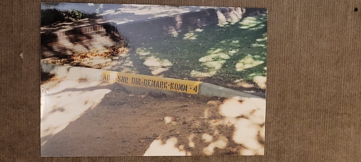 Toerist in Zuid-Afrika, Stellenbosch, roept zeer gefrustreerd uit: waar zijn in vredesnaam de straatnamen? 
Ik zie ze niet.

'Kijk naar beneden, op de stoepranden. Dat geldt ook voor zekere parkeerplekken. Niet het hoofd omhoog, maar naar beneden!' 
Zucht van verlichting.