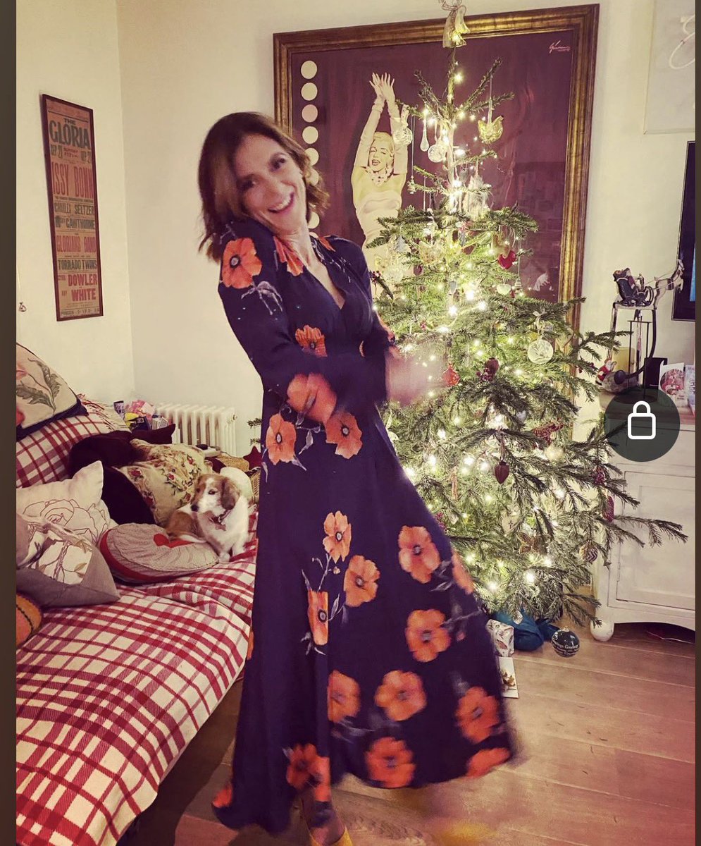 TeaWithEmilia's tweet image. On 20th December 2019 Emilia shared this photo of herself by her #ChristmasTree, all dressed up for her appearance on #TheOneShow to discuss #TheTrialofChristineKeeler, which was shortly to air. Did you see this show?

#EmiliaFox #midweekmillymemory