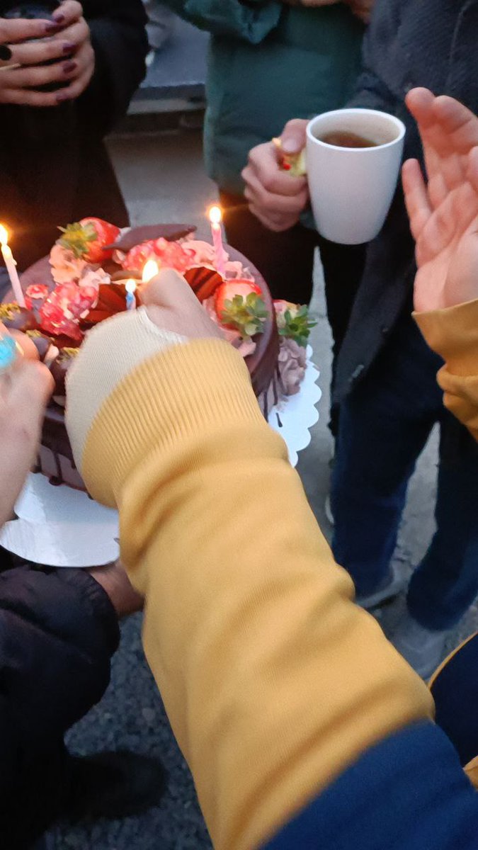 LowLevelLover's tweet image. تولد گرفتن واسم سر کار و واقعا سورپرایزم کردن. ذوق بسیار ^^