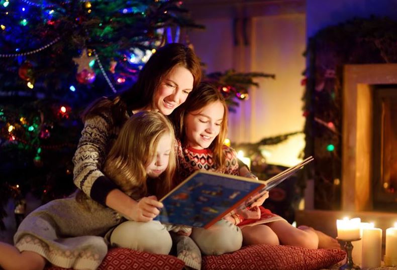 Una linda tradición: en Islandia, la Navidad se celebra con libros. El Jólabókaflóð, o “inundación de libros navideños”, consiste en regalar libros el 24 de diciembre y pasar la noche leyendo y tomando chocolate caliente. Esta tradición surgió durante la Segunda Guerra Mundial.