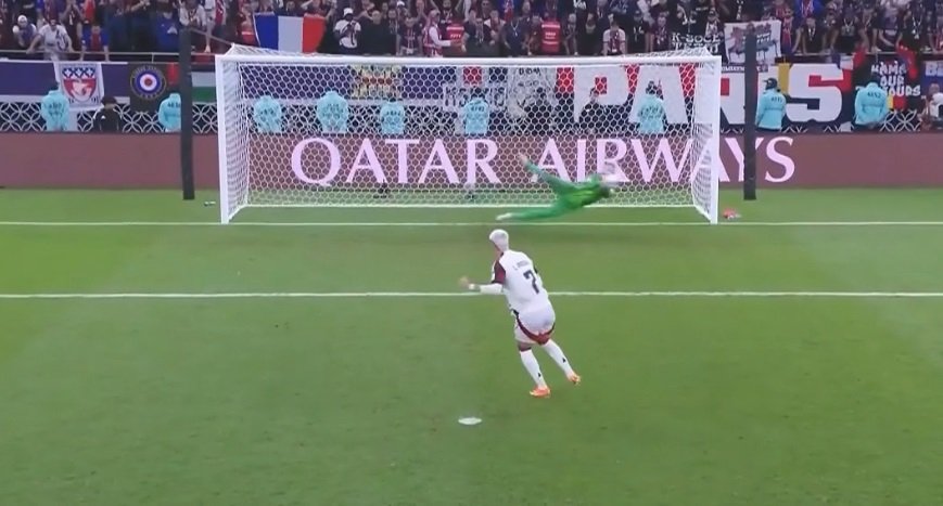 باريس سان جيرمان مدين لحارسه سافونوف بعدما كان سببًا في تتويجه بلقب كأس إنتركونتيننتال بعدما تألق في ركلات الترجيح 