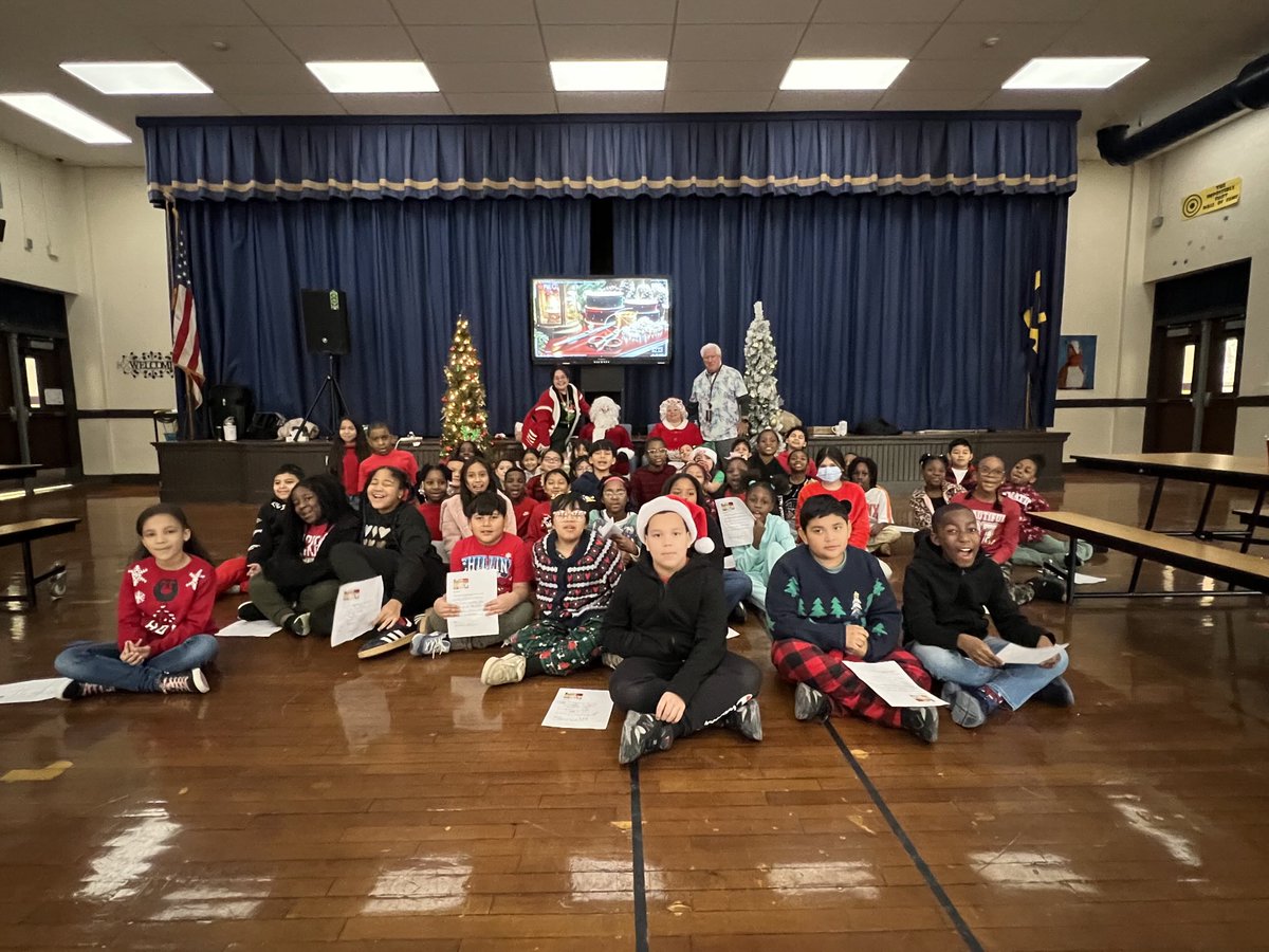 HTSD_Greenwood's tweet photo. 🧑🏼🎄Look Who’s Here Today!🎅🏼MERRY GREENWOOD HOLIDAYS❤️🎁💚 @WeAreHTSD #HoHoHo #WinterSpiritWeek https://t.co/zJ52mzCnDo