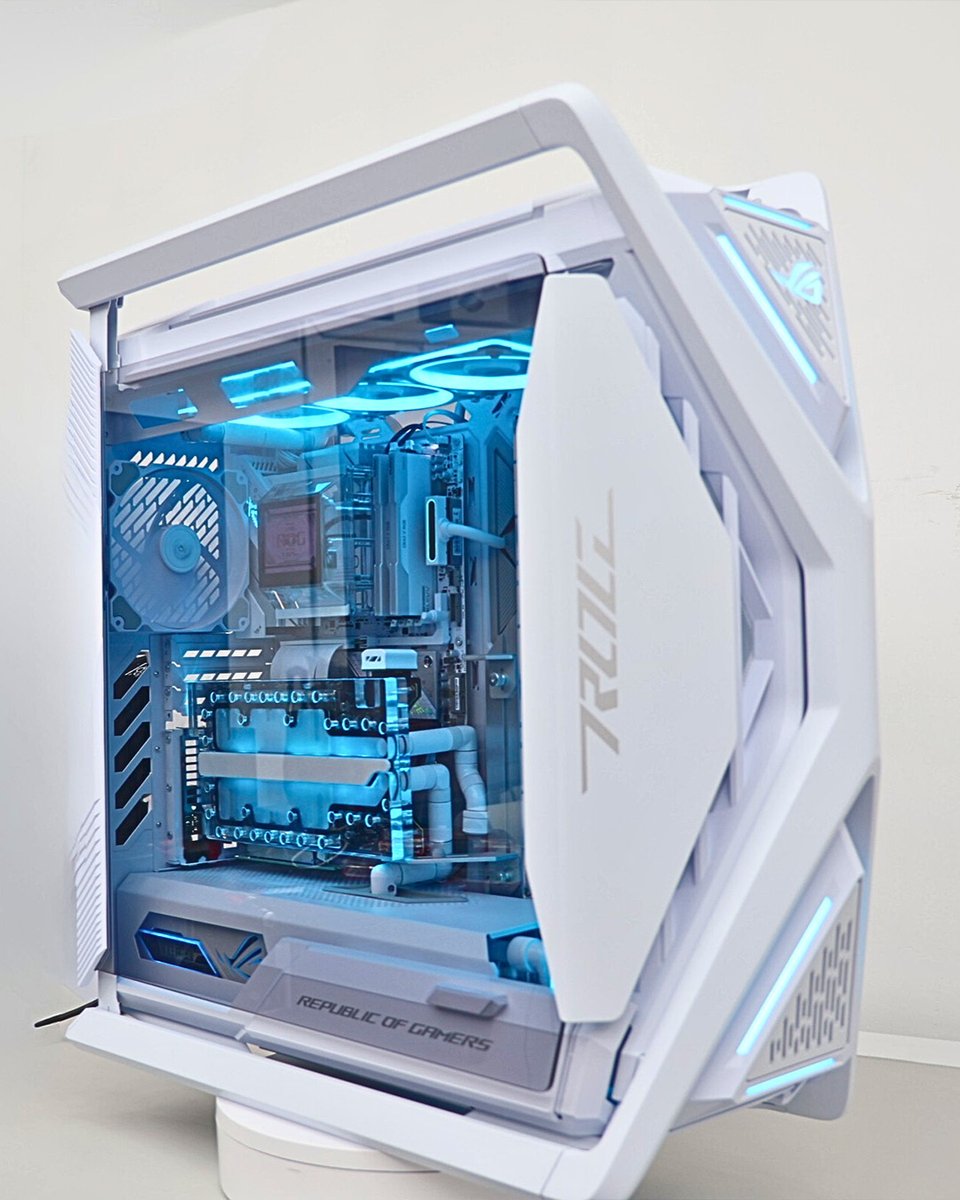 ASUS_ROGNA's tweet image. A water cooled masterpiece PC in the ROG Hyperion White Edition case! 💙🤍🌊

PC Build and 📸 by @PCBlaze83 
#ASUSPCDIY #CustomPC