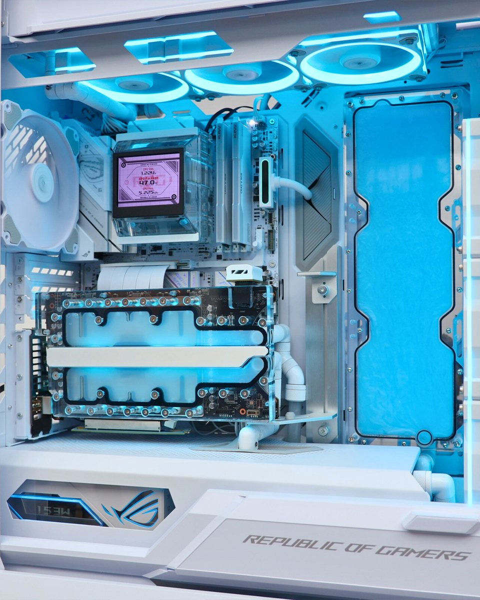 ASUS_ROGNA's tweet image. A water cooled masterpiece PC in the ROG Hyperion White Edition case! 💙🤍🌊

PC Build and 📸 by @PCBlaze83 
#ASUSPCDIY #CustomPC