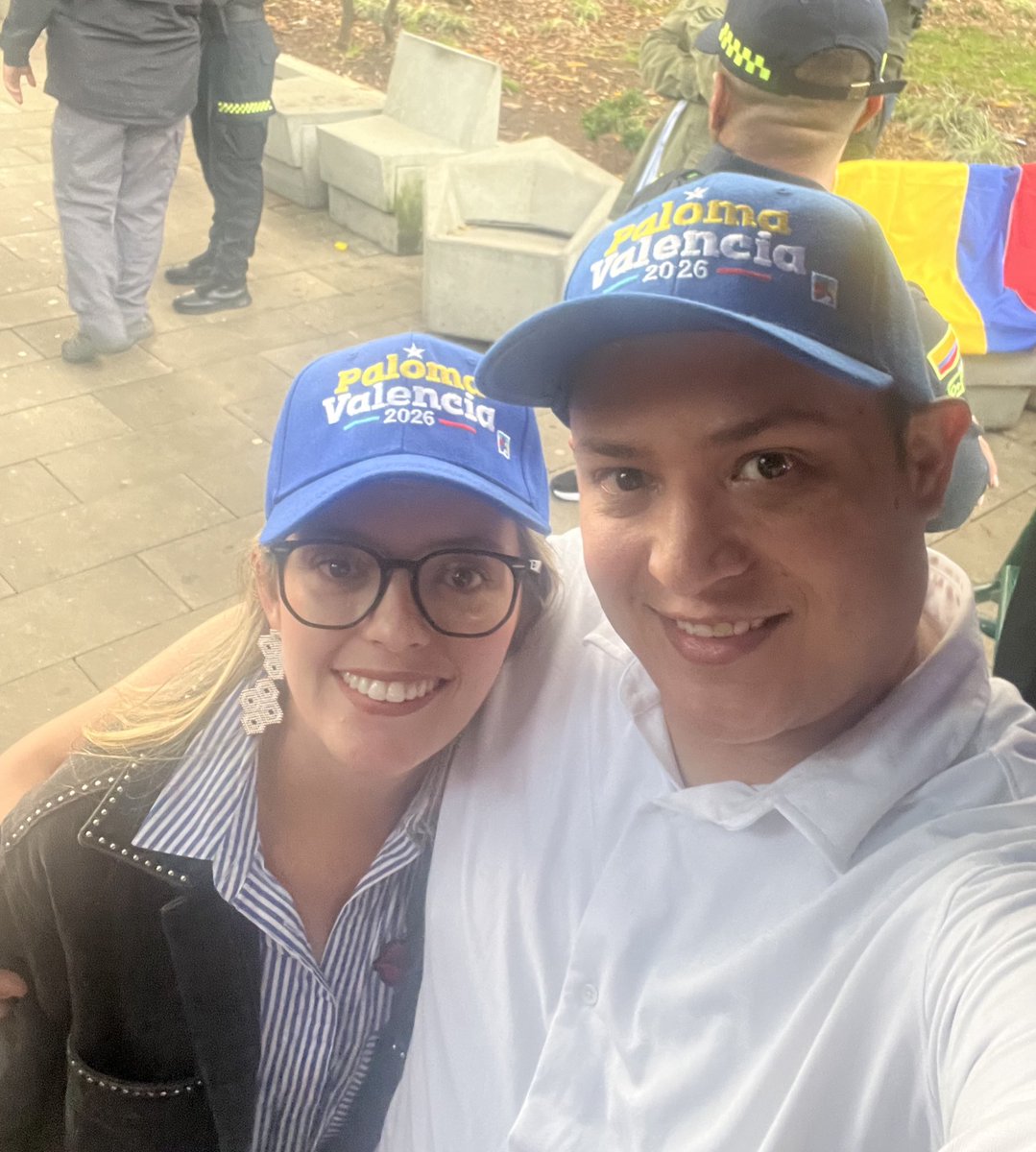 Con mi querida <a href="/valenfers_/">Valentina Fernandez</a>, destacada edil de la Comuna 14 de Medellín, firmes con la nuestra próxima Presidente <a href="/PalomaValenciaL/">Paloma Valencia L</a> 

Estamos recibiendo con los brazos abiertos a todos los compañeros del partido y a millones de Colombianos que depositarán su confianza en que Paloma