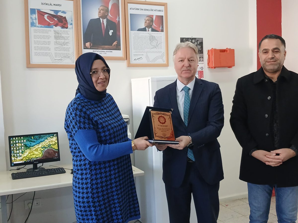 İl Millî Eğitim Müdürümüz Mustafa Özel, İl Müdür Yardımcımız Yusuf Tokuş ile birlikte Çeltiksuyu Sabah Gazetesi İlkokulu ve Ortaokulunu ziyaret ederek öğretmenlerle bir araya geldi.🤝🏫

Ziyaret kapsamında, okul idaresinin girişimiyle ve köy muhtarının desteğiyle köy şebeke