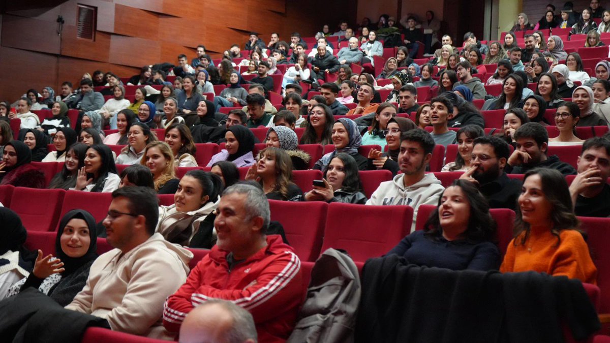 Bugün, sizin izlemeye, bizim oynamaya doyamadığı bir oyunla, üniversitede, öğrenci kardeşlerimiz için sahnedeydik 🥰

Niğde Belediyesi Şehir Tiyatrosu ekibimizin "Demli Komedi" Oyununu izledik ☺️

Kahkaha dolu harika bir oyun çıkartan ekibimize ve siz değerli izleyenlere çok