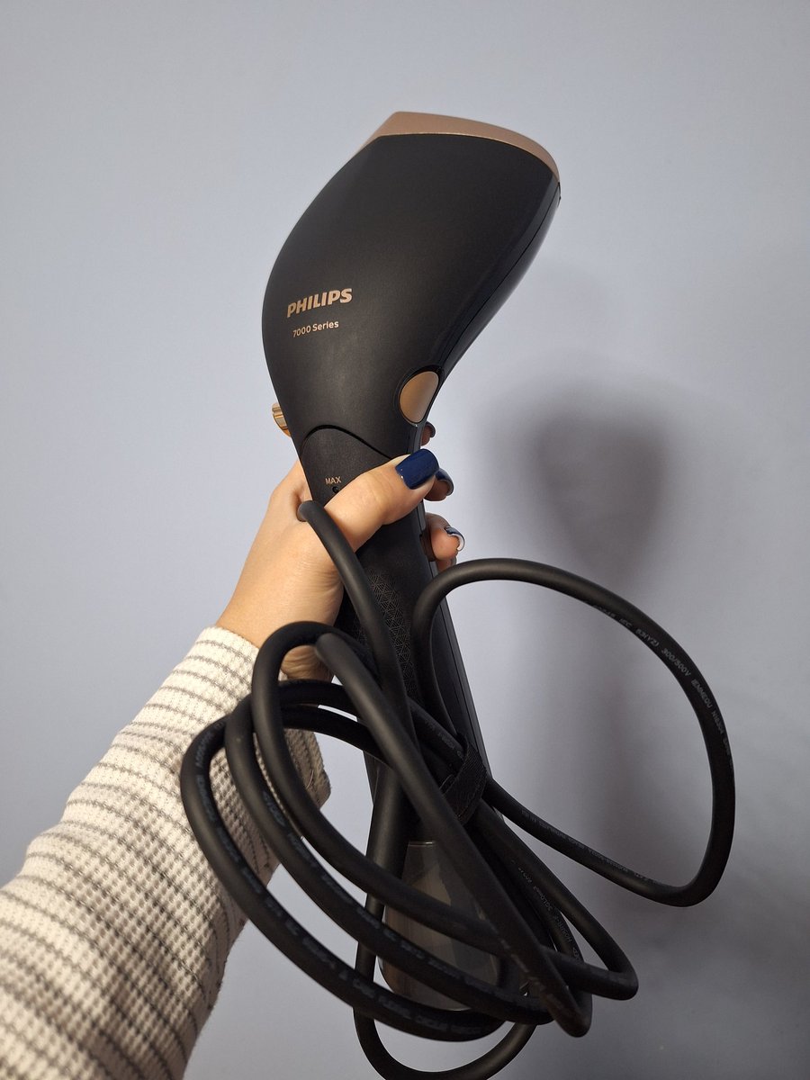 Чоловік каже:
- Треба з собою в поїздку взяти цей... (махає рукою, малює імпровізований хрест в повітрі)
- ....кадило?👀
- Тьху, оце в повітрі водиш, пар іде... відпарювач!
- Ну, я так і сказала, кадило🫴