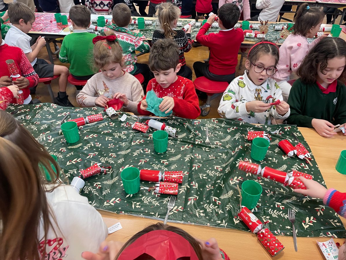 Christmas Jumper Day 🤶🎄 teamed up with a Christmas dinner… because festive fashion works best with gravy 😋
