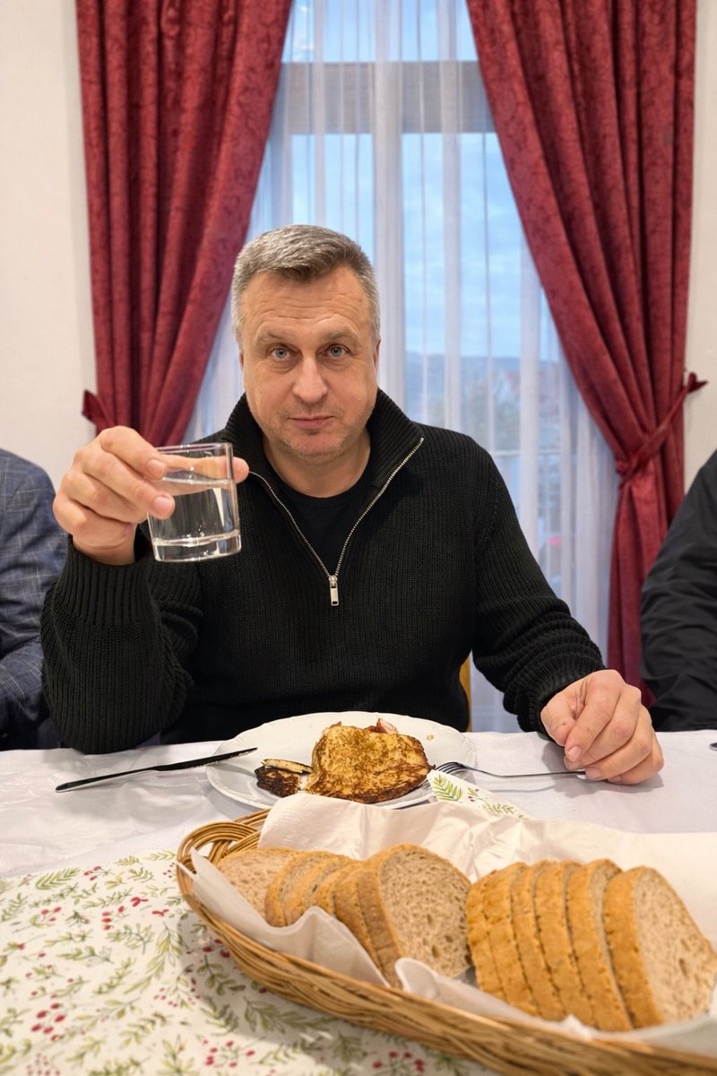 Dnes sme mali krásnu akciu – obyčajná zemiaková placka musí byť. Neviem, ako je to u vás, ale moja stará mama ju robila na plechu. Niekde sa volá haruľa, inde zemiaková baba, u nás ju voláme tóšna. Tak či tak, je to fantastické jedlo a milujem ju s mliekom. 🥛 To ale dnes nebolo,
