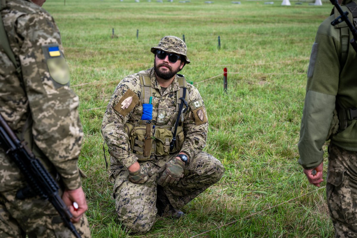 CJOC_COIC's tweet photo. In September 2025, #CanadianArmedForces members deployed on #OpUNIFIER delivered explosive threat search training to members of the Armed Forces of #Ukraine during the Advanced Sapper course in Europe. https://t.co/YhCM1xXmRC