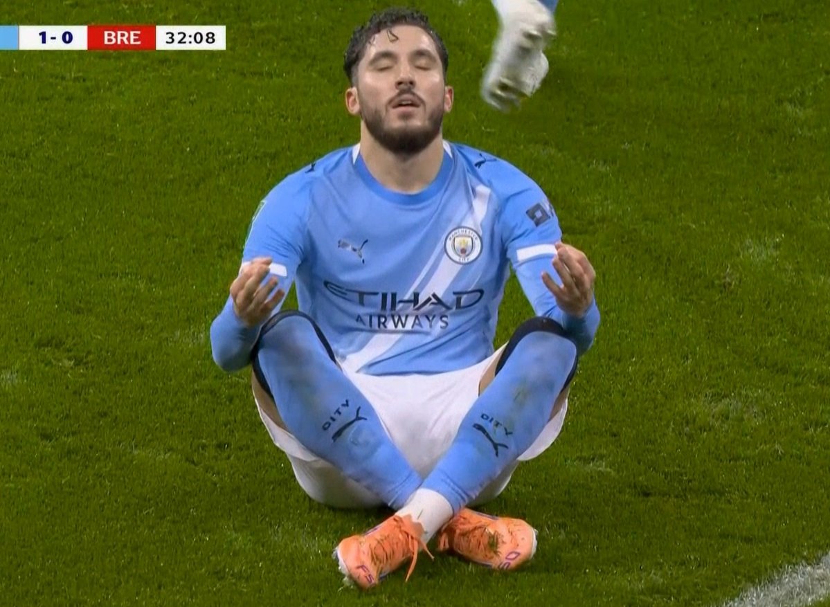 هل كان يريد تقليد احتفال الراحل ديوجو جوتا؟. طريقة احتفال ريان شرقي بعدما سجل هدف السيتي الأول في شباك برينتفورد 