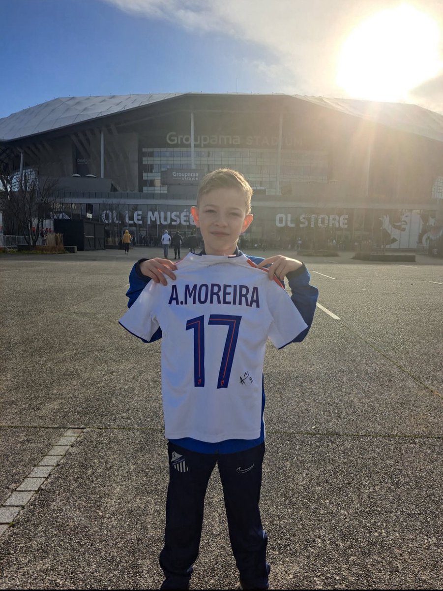 yobrgrd's tweet photo. @OL Le gone a kiffé sa rencontre ! Merci @OL https://t.co/lZ3KXr8eJz