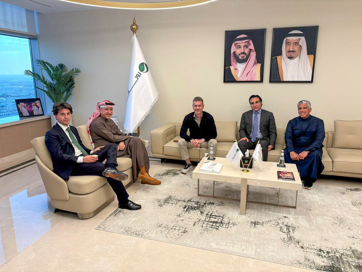 استقبل الاستاذ #سالم_الهندي رئيس مجلس الإدارة والرئيس التنفيذي لمجموعة روتانا للموسيقى، في  الرياض، السيد روبرت كينكل الرئيس التنفيذي لمجموعة Warner Music، وذلك في زيارة عمل جرى خلالها تطوير التعاون المشترك بين الجانبين.
وتناول اللقاء مسائل الشراكة القائمة في مجالات الإنتاج